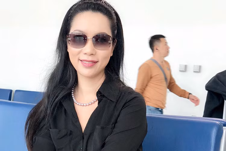 Trịnh Kim Chi đáp chuyến bay sang Thái Lan công tác.