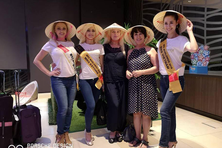 Đại diện Việt Nam tặng nón lá cho các người đẹp của Hoa hậu Phụ nữ Toàn thế giới 2018. Ảnh: Fanpage