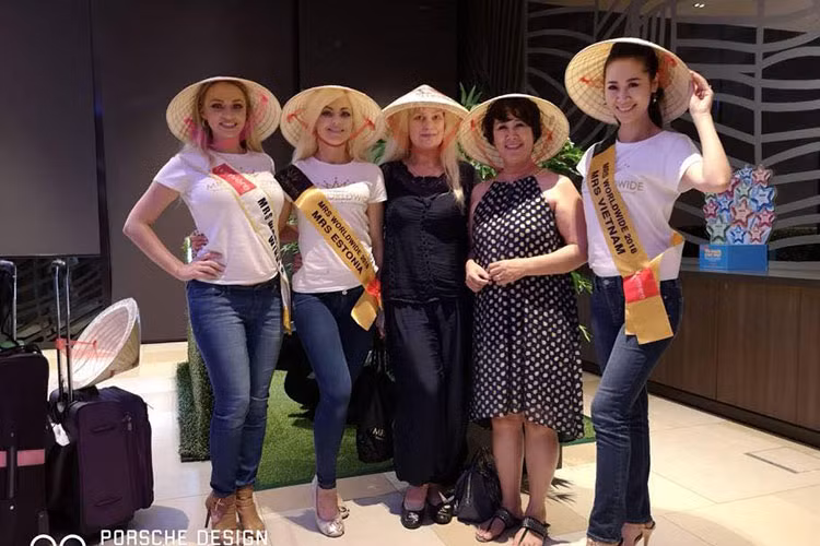 Đại diện Việt Nam tặng nón lá cho các người đẹp của Hoa hậu Phụ nữ Toàn thế giới 2018. Ảnh: Fanpage