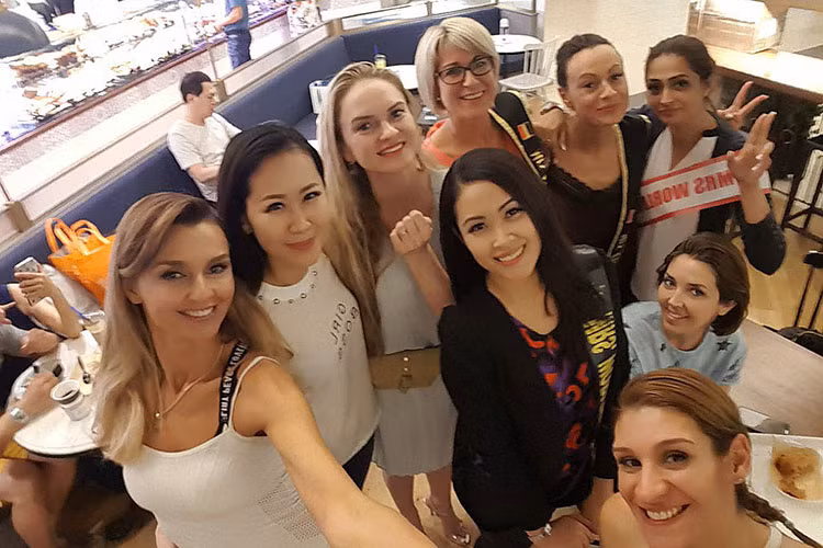 Ngoài vương miện, Dương Thùy Linh còn đoạt giải phụ: People Choice và Special Queen Awards. Ảnh: Fanpage