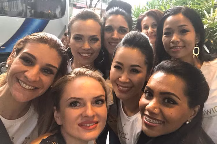 Sự thân thiện cũng giúp Dương Thùy Linh ghi điểm với ban giám khảo cuộc thi. Ảnh: Fanpage