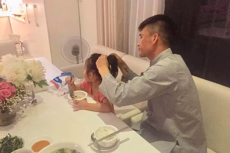 Không chỉ xứng danh đệ nhất chiều vợ, Công Vinh còn là ông bố bỉm sữa tuyệt vời.