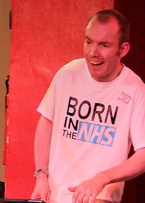 Năm 2012, Lost Voice Guy bắt đầu theo đuổi sự nghiệp diễn hài khi được diễn viên hài Ross Noble nhận xét bắt chước nhà thiên tài Stephen Hawking giỏi hơn. Ảnh: FBNV