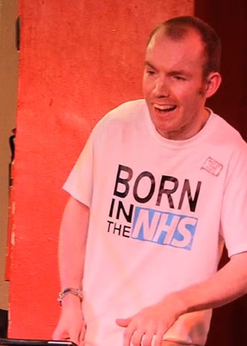 Năm 2012, Lost Voice Guy bắt đầu theo đuổi sự nghiệp diễn hài khi được diễn viên hài Ross Noble nhận xét bắt chước nhà thiên tài Stephen Hawking giỏi hơn. Ảnh: FBNV