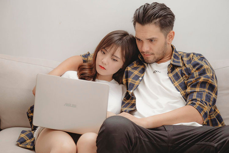 Nhikolai khá kín tiếng về đời tư. Gần đây, anh bất ngờ gây ồn ào khi khóa môi hot girl Lâm Á Hân tại một gameshow. Trước tin đồn hẹn hò, cả hai đều lên tiếng phủ nhận.