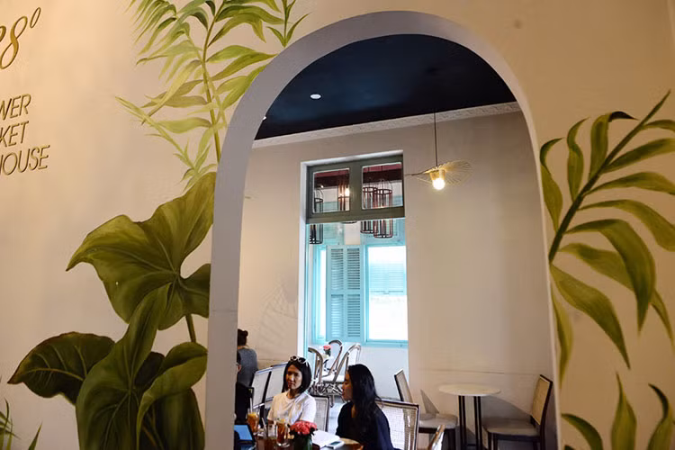 Thiết kế hiện tại chú trọng đến sự thanh tao, nhẹ nhàng, pha chút lãng mạn để phù hợp với văn hóa “uống trà thưởng hoa” của Nhật Bản. Những tông màu được dùng đều nhẹ nhàng như xanh lá cây, trắng, xanh dương.