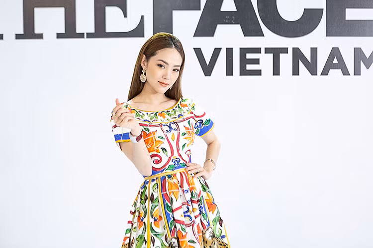 Trong buổi chấm thi The Face vào ngày 6/6, Minh Hằng diện trang phục của hương hiệu D&amp;G.