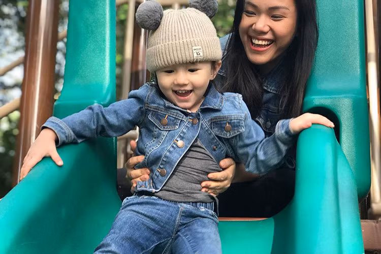 Con gái của Phương Vy thích thú chơi cầu trượt cùng bố mẹ.