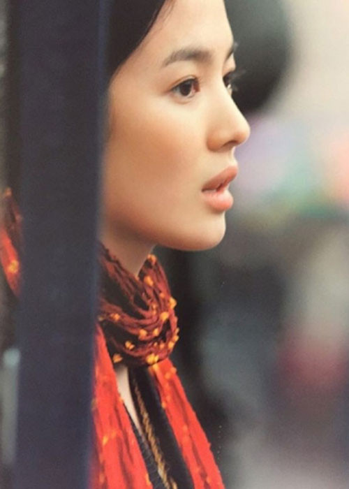 Dù không cao và thẳng một cách sắc sảo, chiếc mũi này vẫn là yếu tố giúp Song Hye Kyo đẹp và trẻ trung bất chấp thời gian dù cô đã ở độ tuổi U40.