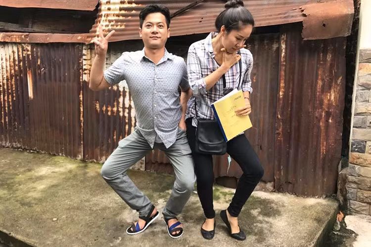 Tham gia "Gạo nếp gạo tẻ", Lê Phương vô cùng nhắng nhít. Trong ảnh, bà mẹ một con tạo dáng khó đỡ bên diễn viên Hoàng Anh.