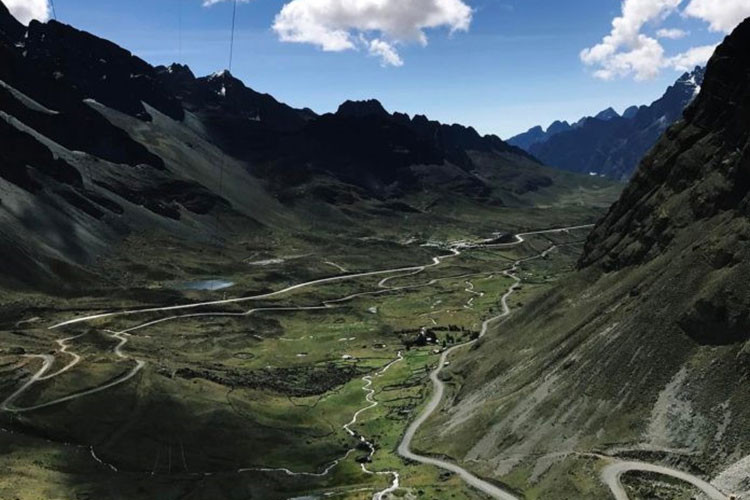 Con đường Yungas, Bolivia: Yungas là một trong những con đường cao tốc nguy hiểm nhất hành tinh. Theo thống kê, hàng năm 200-300 người đã bỏ mạng trên con đường này. Yungas nối từ rừng Amazon ở miền Bắc tới thủ đô của Bolivia. Con đường chỉ rộng 3,6 m, một bên là núi đá, một bên là vực sâu 600 m, đã được xây dựng từ thập niên 1930.