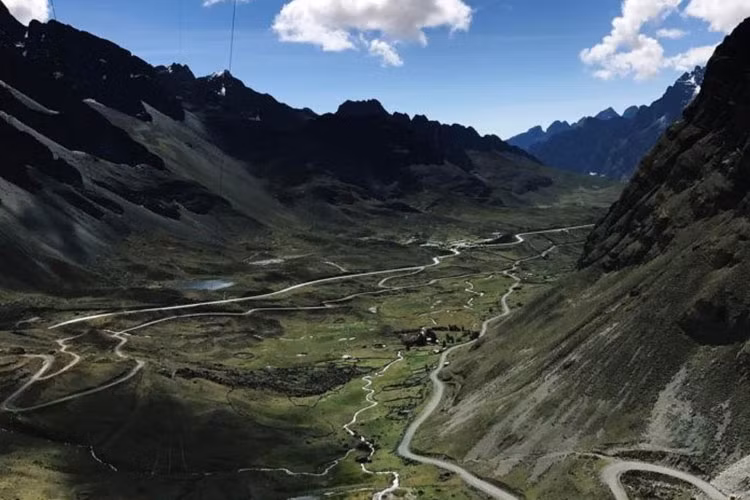 Con đường Yungas, Bolivia: Yungas là một trong những con đường cao tốc nguy hiểm nhất hành tinh. Theo thống kê, hàng năm 200-300 người đã bỏ mạng trên con đường này. Yungas nối từ rừng Amazon ở miền Bắc tới thủ đô của Bolivia. Con đường chỉ rộng 3,6 m, một bên là núi đá, một bên là vực sâu 600 m, đã được xây dựng từ thập niên 1930.