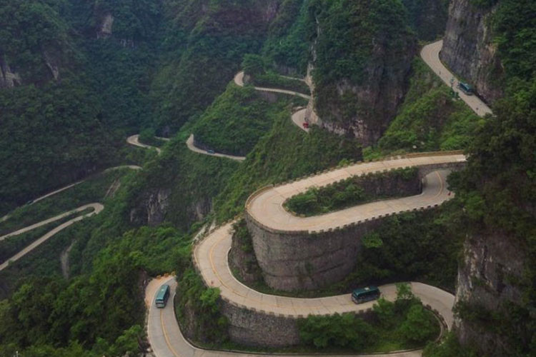 Con đường Thiên Môn Sơn, Trung Quốc: Thiên Môn Sơn là một cung đường nguy hiểm dài 10 km với đến 99 khúc cua với nhiều góc chết. Chênh lệch chiều cao giữa điểm đầu và điểm cuối Thiên Môn Sơn lên tới 1.100 m. Nơi cao nhất của con đường là 1.300 m so với mực nước biển. Đi hết con đường, vượt qua 999 bậc thang, du khách sẽ đặt chân đến “Cổng trời”.