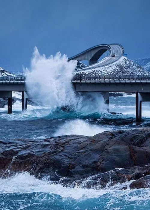 The Atlantic Ocean, Na Uy: Con đường The Atlantic Ocean kết nối một số ngôi làng nhỏ ven biển. The Atlantic Ocean dài 8.3 km, rộng 6.5 m, bao gồm 8 cây cầu và 4 chỗ nghỉ chân cùng điểm ngắm cảnh. Du khách muốn trải nghi con đường này còn có thể ăn tối, câu cá hay ghé qua khu resort lướt sóng ở trên đảo. Đây được xem là một trong những con đường có phong cảnh đẹp nhất châu Âu.