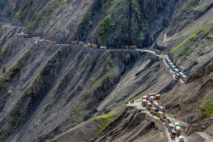 Zozila, Ấn Độ: Hai bang Kashmir và Ladakh được liên kết bằng đoạn đường dốc đứng và hẹp, dài 9 km. Zozila dù trông vô cùng nguy hiểm nhưng vẫn là một trong những con đường giao thông trung chuyển hàng hóa quan trọng nhất Ấn Độ. Đường đèo nằm ở độ cao 3.528 m so với mực nước biển. Các tài xế đòi hỏi có kỹ năng vượt trội cùng phương tiện được đăng kiểm thường xuyên. Con đường bị cấm sử dụng vào mùa đông.