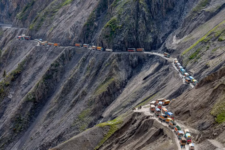 Zozila, Ấn Độ: Hai bang Kashmir và Ladakh được liên kết bằng đoạn đường dốc đứng và hẹp, dài 9 km. Zozila dù trông vô cùng nguy hiểm nhưng vẫn là một trong những con đường giao thông trung chuyển hàng hóa quan trọng nhất Ấn Độ. Đường đèo nằm ở độ cao 3.528 m so với mực nước biển. Các tài xế đòi hỏi có kỹ năng vượt trội cùng phương tiện được đăng kiểm thường xuyên. Con đường bị cấm sử dụng vào mùa đông.