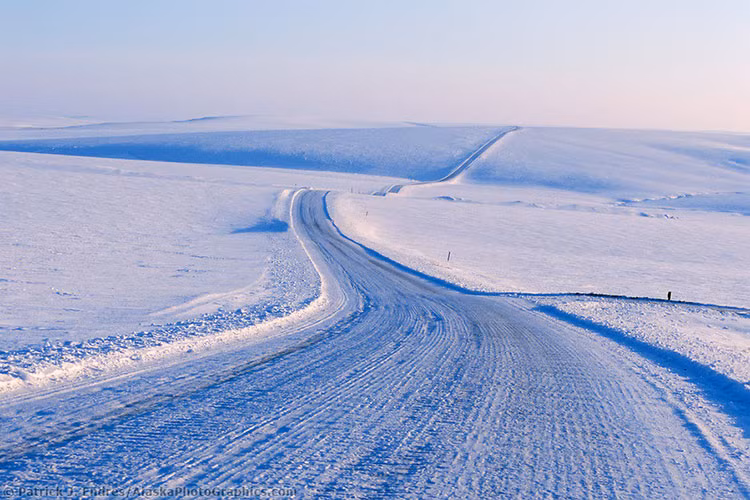 Cao tốc Dalton, Alaska: Dalton là đường cao tốc cô lập nhất hành tinh, nối khu khai thác dầu Artic Sea với các khu dân cư. Dài 666 km, Dalton liên kết với ba ngôi làng. Đây là đường cao tốc có tuyết rơi nhiều nhất trên thế giới. Mùa đông đến, tài xế càng gặp nhiều khó khăn hơn bởi gió mạnh và băng giá cùng các khúc cua uốn quanh lưng núi hình chữ Z.