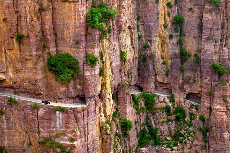 Đường hầm Guoliang, Trung Quốc: 13 người thợ của ngôi làng Guoliang tự xây dựng một đường hầm nhỏ để người dân di chuyển đến những nơi lân cận . Đường hầm qua đây vô cùng chật hẹp, chỉ đủ để 2 xe tránh nhau, cao 5 m, rộng 4 m và dài 1.250 m. Trong nhiều năm, đường hầm xuyên núi Guoliang luôn nằm trong danh sách điểm đến nguy hiểm nhất thế giới.