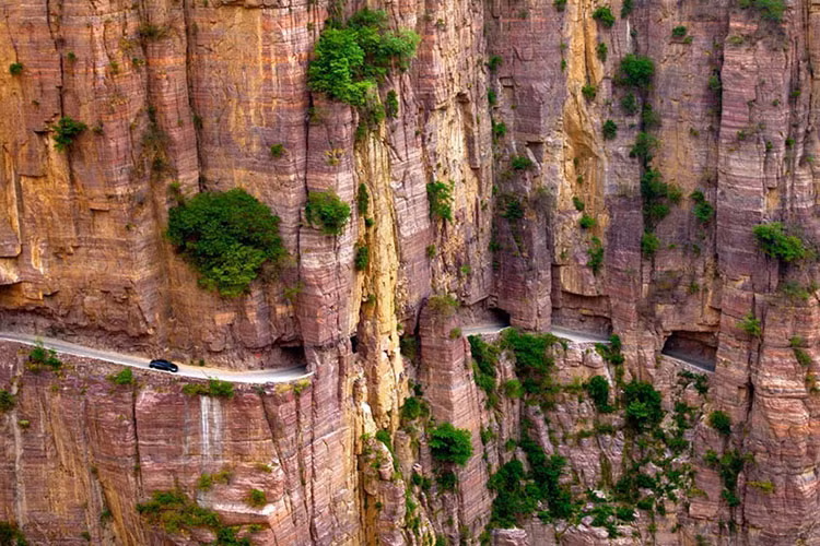 Đường hầm Guoliang, Trung Quốc: 13 người thợ của ngôi làng Guoliang tự xây dựng một đường hầm nhỏ để người dân di chuyển đến những nơi lân cận . Đường hầm qua đây vô cùng chật hẹp, chỉ đủ để 2 xe tránh nhau, cao 5 m, rộng 4 m và dài 1.250 m. Trong nhiều năm, đường hầm xuyên núi Guoliang luôn nằm trong danh sách điểm đến nguy hiểm nhất thế giới.