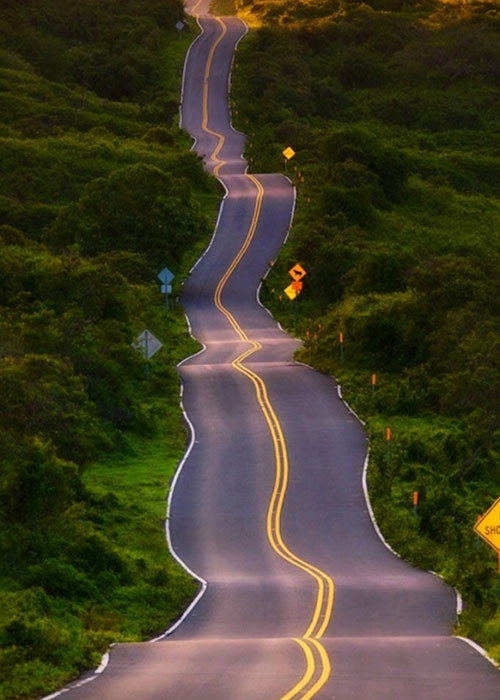 Hana, Hawaii: Con đường kéo dài 112 km, nối liền thành phố Hana và Kahului trên hòn đảo du lịch nổi tiếng Maui. Con đường hẹp này nối liền 59 cây cầu, 46 trong số đó chỉ có 1 làn. Nhiều đọan đường ở đây thường xuyên bị cấm do lở đất.