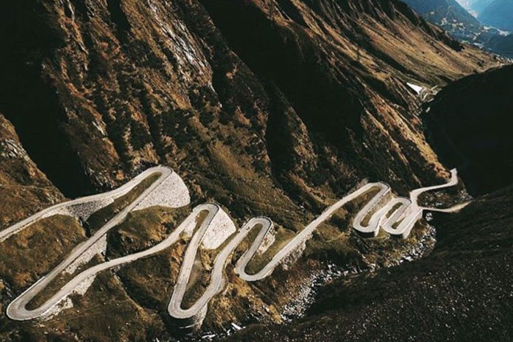 Đèo Gotthard, Thụy Sĩ: Gotthard là một trong những con đèo cao nhất và đầy thử thách của dãy núi Alps, Thụy Sĩ. Con đường dài 64 km uốn mình rồng rắn từ bên này sang bên kia, tạo nên khung cảnh kỳ vĩ cho những người đi qua đây. Vẻ đẹp ấy được ví như bông hoa hồng có gai khi con đường ở Gotthard đem đến cho tài xế những cơ hội thử tay lái chết chóc.