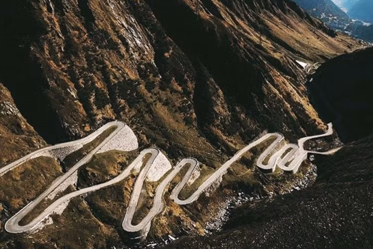 Đèo Gotthard, Thụy Sĩ: Gotthard là một trong những con đèo cao nhất và đầy thử thách của dãy núi Alps, Thụy Sĩ. Con đường dài 64 km uốn mình rồng rắn từ bên này sang bên kia, tạo nên khung cảnh kỳ vĩ cho những người đi qua đây. Vẻ đẹp ấy được ví như bông hoa hồng có gai khi con đường ở Gotthard đem đến cho tài xế những cơ hội thử tay lái chết chóc.