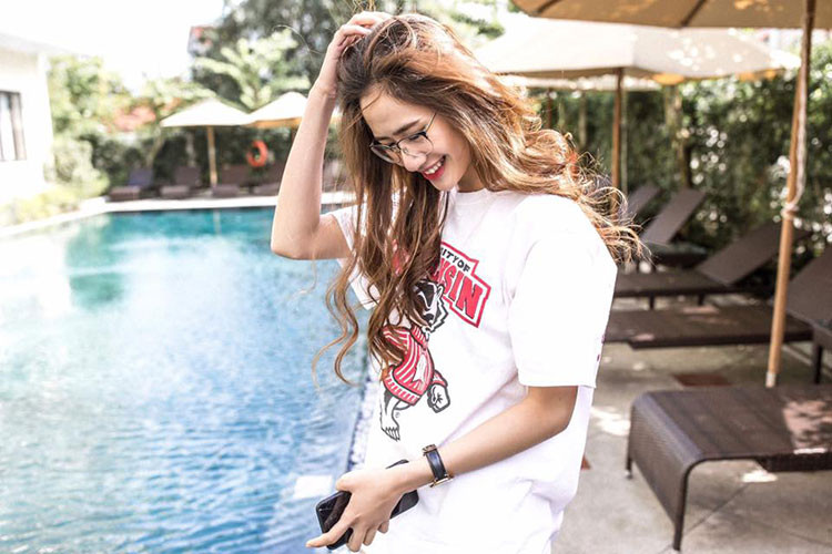 Nữ người mẫu 9x luôn giữ được vẻ rạng rỡ với nụ cười tỏa nắng thường trực trên môi.