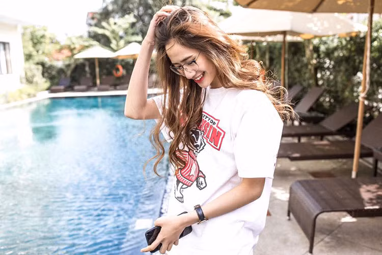 Nữ người mẫu 9x luôn giữ được vẻ rạng rỡ với nụ cười tỏa nắng thường trực trên môi.