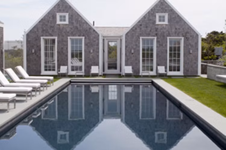 Bên trong khu nghỉ dưỡng còn có bể bơi, phòng tập thể dục, phòng xông ướt và phòng xông khô.