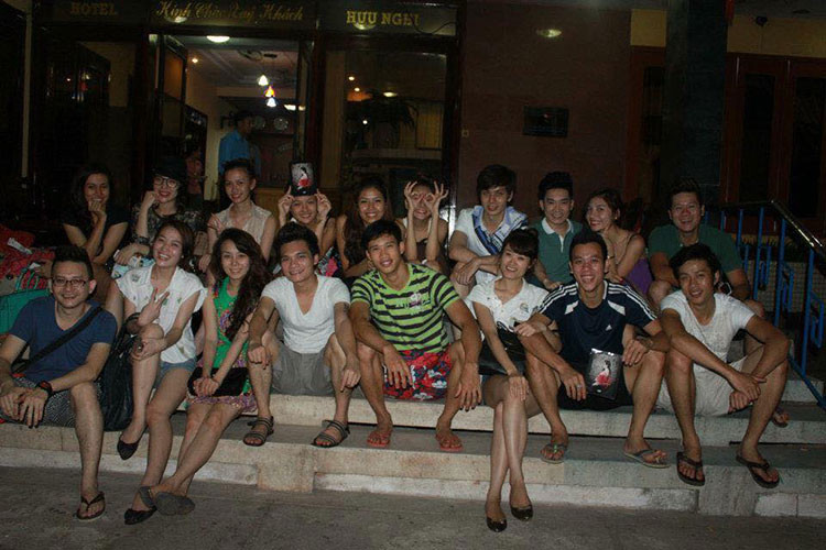 Khắc Việt chia sẻ hình ảnh ngồi bên cạnh vợ vào 6 năm trước.