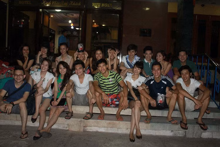 Khắc Việt chia sẻ hình ảnh ngồi bên cạnh vợ vào 6 năm trước.