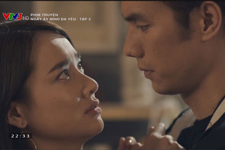 Đóng chính phim "Ngày ấy mình đã yêu", Nhã Phương và Nhan Phúc Vinh có không ít phân cảnh tình tứ. Trước đó, hai diễn viên từng hợp tác trong các dự án phim "Hương bưởi", "Thám tử miệt vườn"...Ảnh: VTV