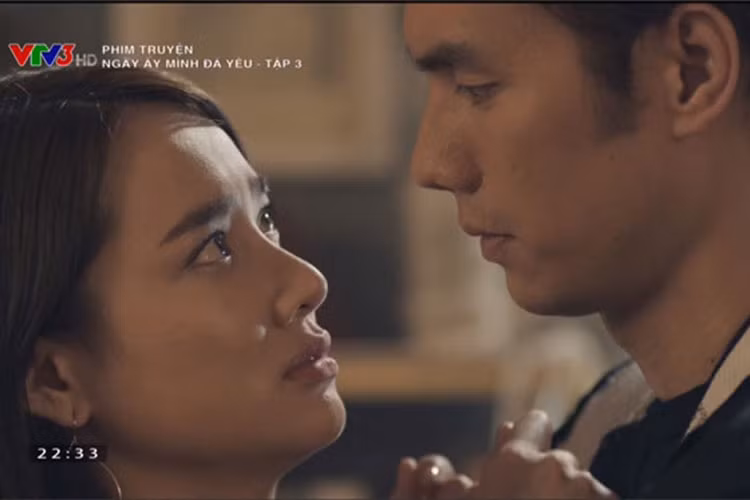 Đóng chính phim "Ngày ấy mình đã yêu", Nhã Phương và Nhan Phúc Vinh có không ít phân cảnh tình tứ. Trước đó, hai diễn viên từng hợp tác trong các dự án phim "Hương bưởi", "Thám tử miệt vườn"...Ảnh: VTV