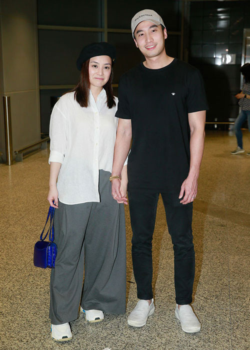 Cặp vợ chồng son cũng liên tục mỉm cười hạnh phúc bên nhau.