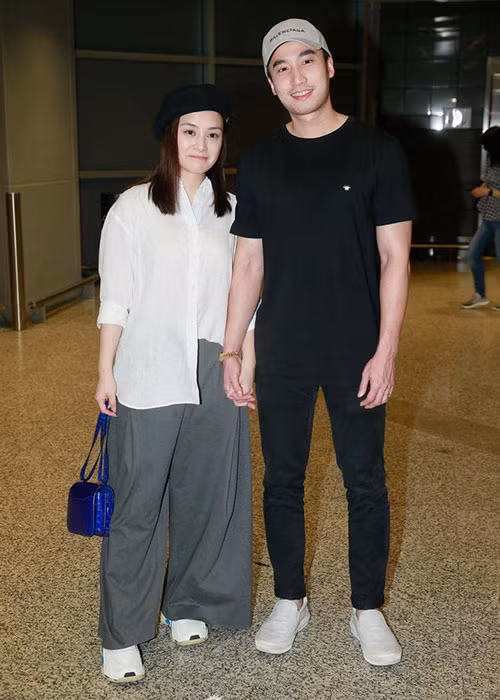 Cặp vợ chồng son cũng liên tục mỉm cười hạnh phúc bên nhau.