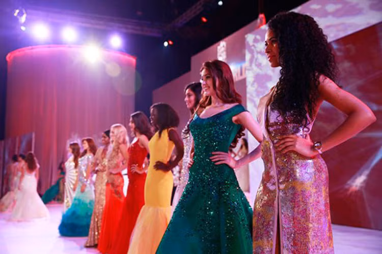 Theo đó năm 2013, ban tổ chức Hoa hậu Thế giới bỏ phần thi áo tắm trước sức ép của người dân Đạo hồi ở nước chủ nhà Indonesia. Ảnh: Elle