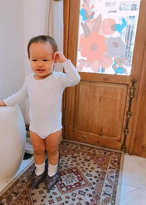 Ông xã của Phan Như Thảo còn được khen khéo chăm con nên bé Bồ Câu rất quấn bố.