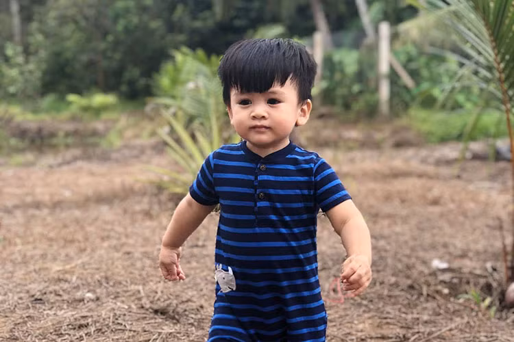 Con trai của cặp đôi sao Việt Ngọc Lan - Thanh Bình ngày càng kháu khỉnh.