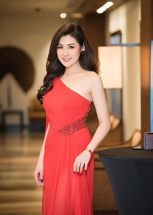 Hình ảnh Tú Anh khoe vẻ quyến rũ trong bộ đầm lệch vai tại một sự kiện. Ảnh: FBNV