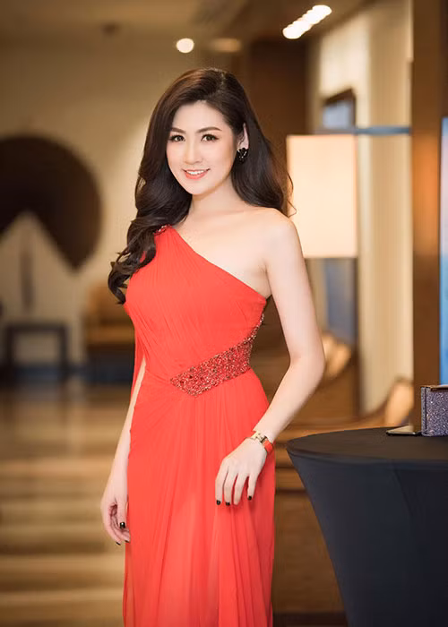 Hình ảnh Tú Anh khoe vẻ quyến rũ trong bộ đầm lệch vai tại một sự kiện. Ảnh: FBNV