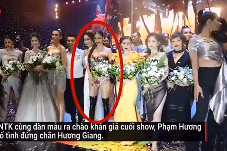 Mới đây, Phạm Hương trở thành tâm điểm khi lộ clip bị cho là cố tình đứng chắn ngang trước mặt của Hương Giang Idol trong show thời trang của NTK Đỗ Long. Ảnh: Khampha