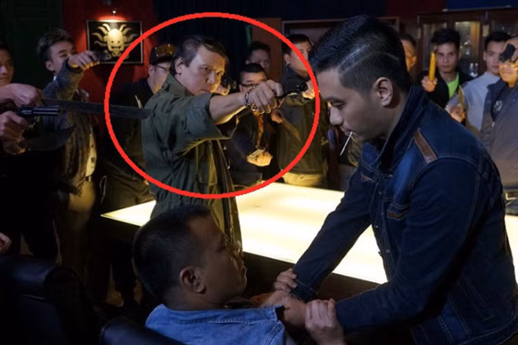 Vì phạm điều luật của Phan Thị khi buôn bán ma túy, Huy Kình - Huy Bá bị ông trùm Phan Quân phạt nặng. Ảnh: VTV