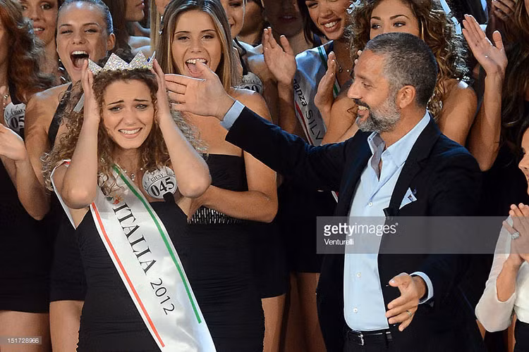 Không bỏ phần thi áo tắm nhưng cuộc thi Hoa hậu Italia 2012 cấm thí sinh mặc bikini hai mảnh. Thay vào đó, các thí sinh sẽ mặc trang phục 1 mảnh và kín đáo hơn. Ảnh: Getty