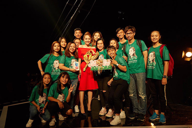 Đi quay, Minh Hằng được fans tổ chức sinh nhật.