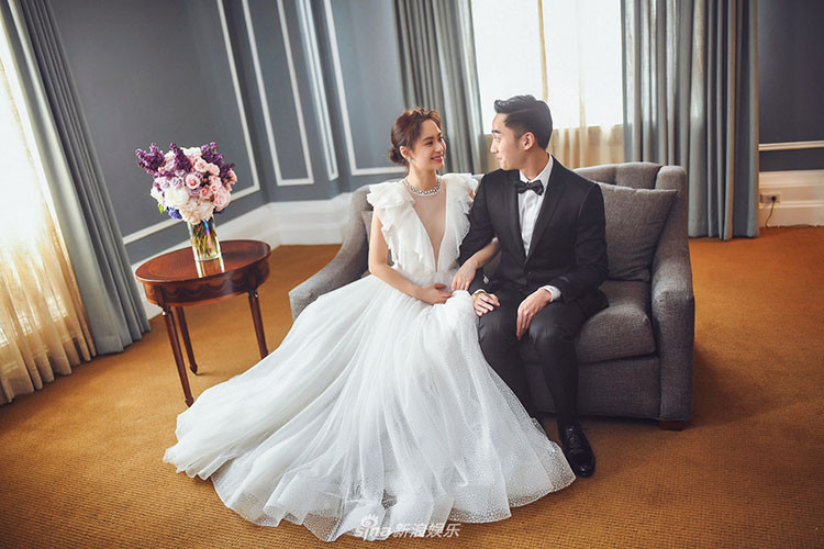 Hình ảnh Chung Hân Đồng mặc váy cưới, rạng rỡ trong ngày trọng đại.