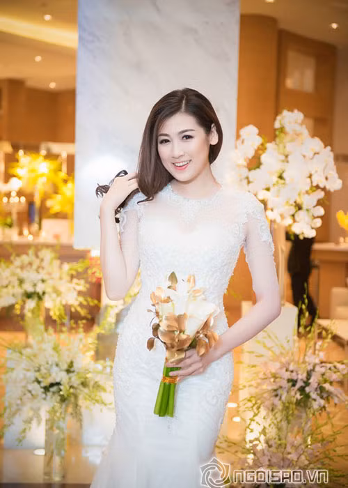 Mỗi lần diện váy cưới, Tú Anh lại hút ánh nhìn của đấng mày râu Ảnh: Ngoisao