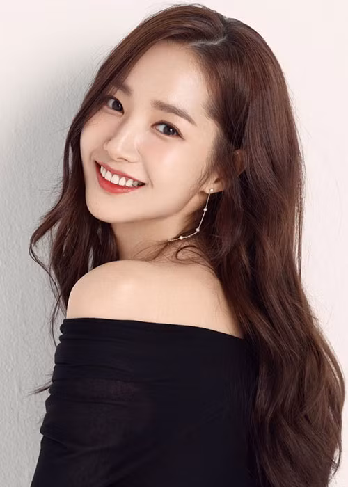 Thừa nhận từng phẫu thuật thẩm mỹ, Park Min Young được công chúng ủng hộ. Ảnh: FBNV