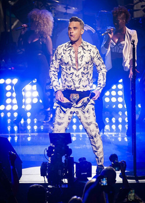 Robbie cũng từng gây ồn ào như thản nhiên khoe quần chip trên sân khấu, ngã làm gãy tay người hâm mộ hay chia sẻ cảnh sinh nở của vợ trên mạng xã hội. Ảnh: Dailymail