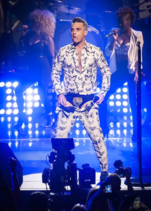 Robbie cũng từng gây ồn ào như thản nhiên khoe quần chip trên sân khấu, ngã làm gãy tay người hâm mộ hay chia sẻ cảnh sinh nở của vợ trên mạng xã hội. Ảnh: Dailymail