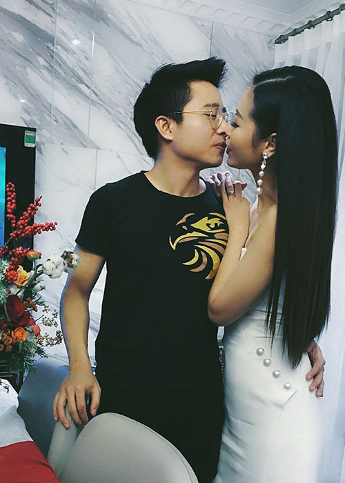 Tình cảm của Dương Thùy Linh và ông xã doanh nhân ngày càng mặn nồng.